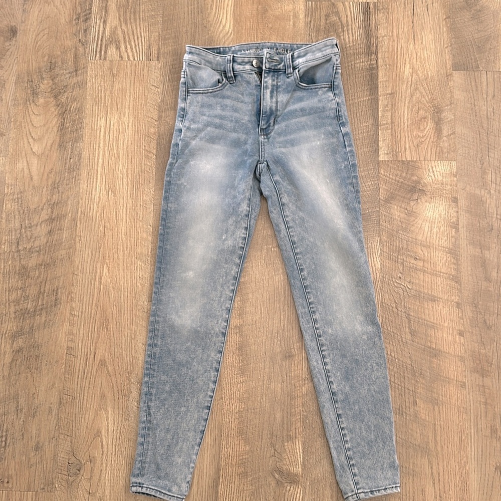 American Eagle super stretch skinny jeans size 4. Light wash